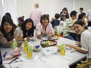 แนะนำงานพิเศษให้นักเรียน (ในภาพคืองานทำ marketing research เรื่องร้านอาหารในญี่ปุ่น)
